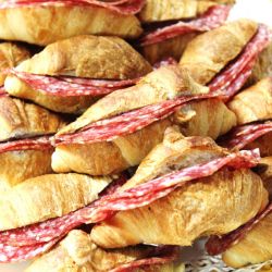 Croissant salati al salame
